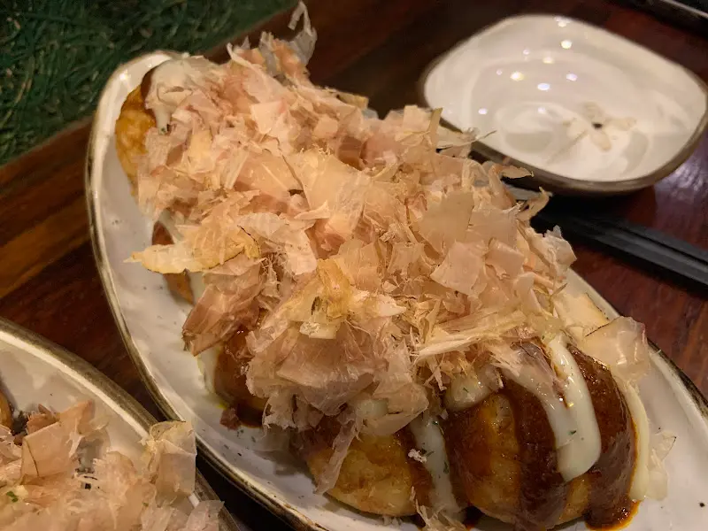 가쓰오부시가 듬뿍 올려진 타코야끼