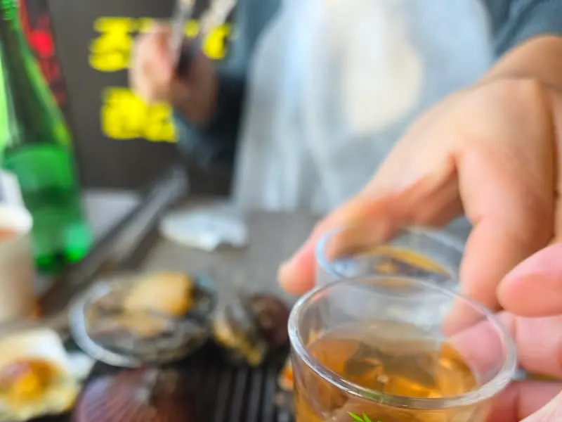 술잔을 기울이는 모습