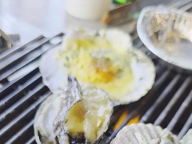 불판 위에서 익어가는 조개