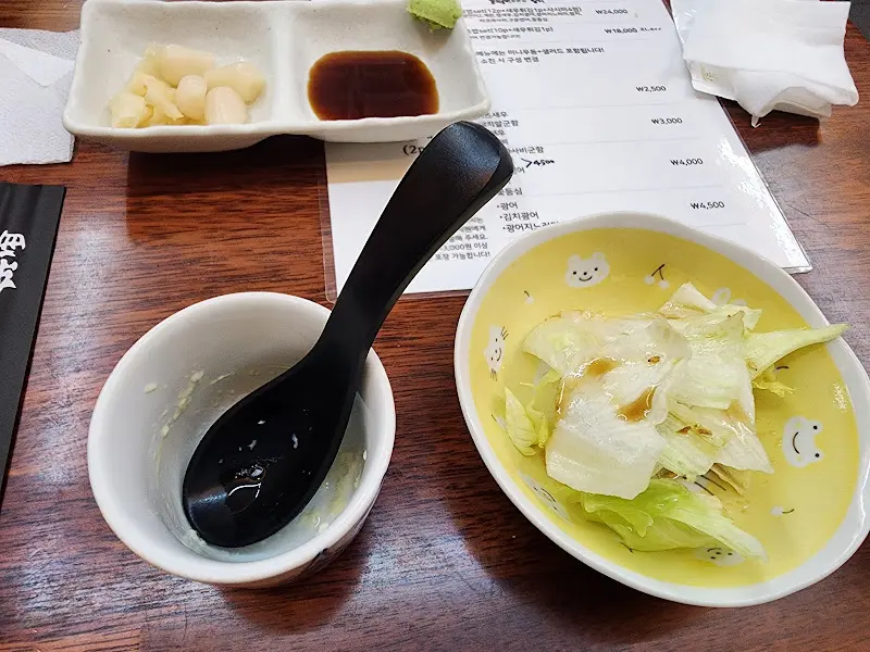 기본으로 제공되는 샐러드와 미소시루