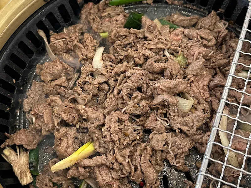 불판 위에서 익어가는 한우 숯불 불고기