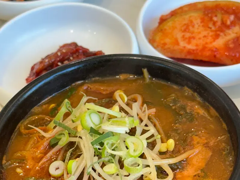 정갈하게 담겨 나온 곁들임 반찬들