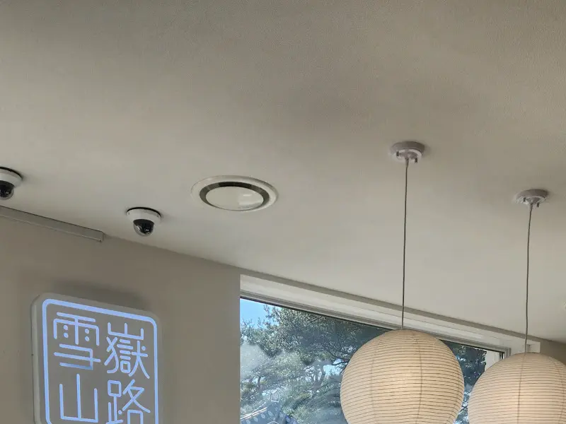 식당 내부 천장의 조명