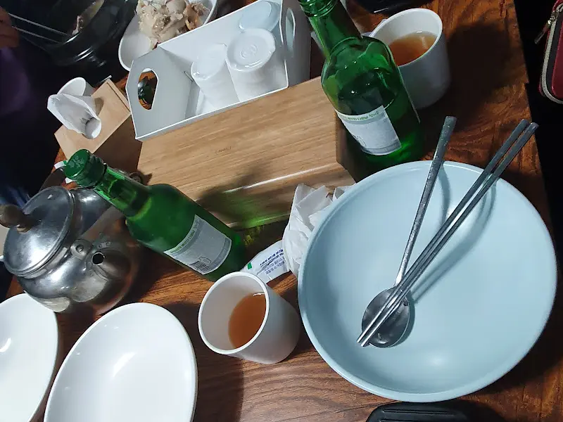 테이블 위에 놓인 술병과 찻잔