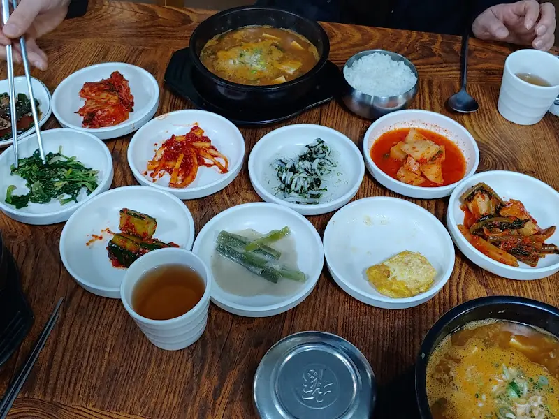 다양한 밑반찬들이 놓인 테이블