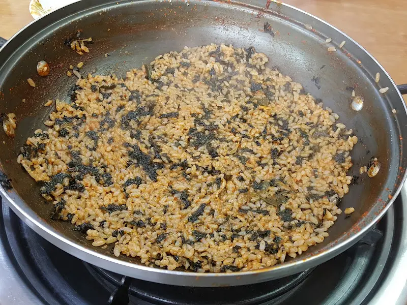 수구리 전골을 먹고 남은 국물에 볶음밥을 만든 모습. 김가루가 듬뿍 뿌려져 있다.