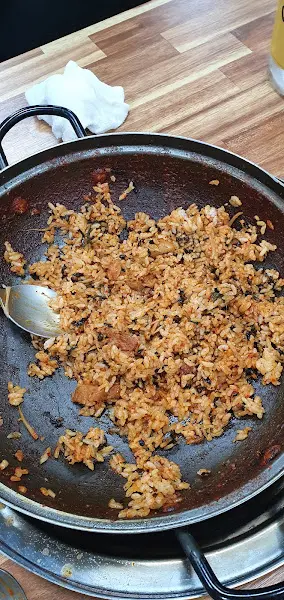 볶음밥을 숟가락으로 뜨고 있는 모습. 윤기가 자르르 흐른다.