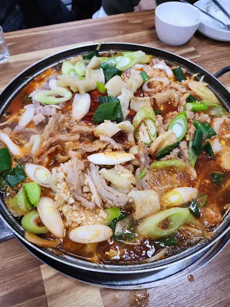 수구리 전골에 수구리와 야채, 당면 등이 푸짐하게 들어있는 모습