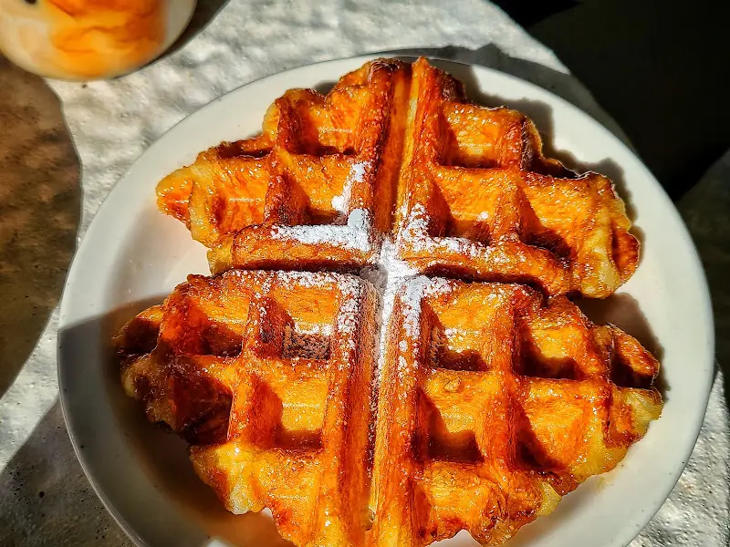 황금빛 플레인 크로플의 자태