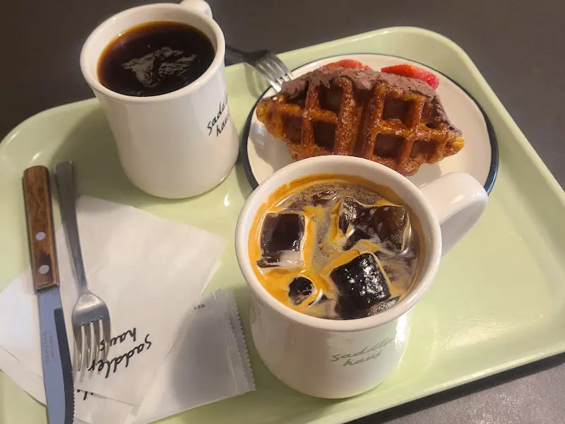 초코 크로플과 커피의 완벽한 조화