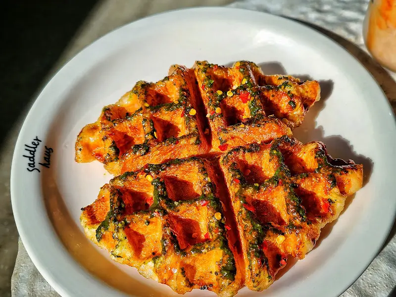 바질 크로플의 독특한 풍미