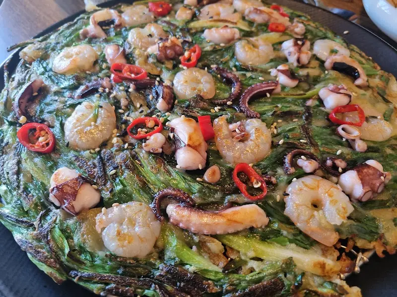 해물파전에 젓가락 꽂고