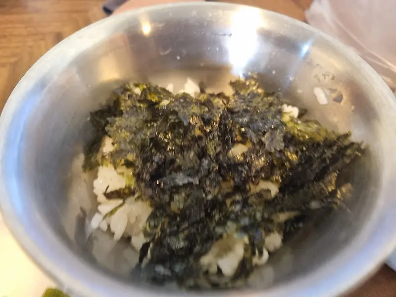 김가루 솔솔 뿌려진 밥