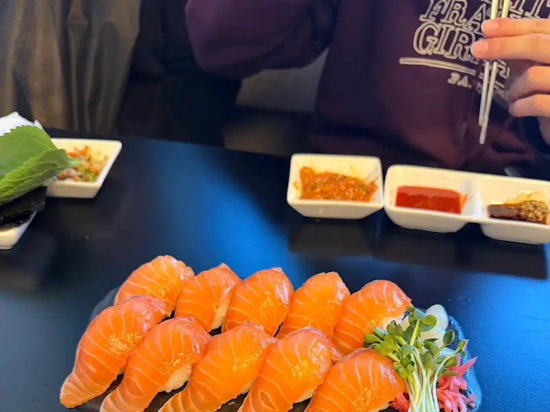 윤기가 흐르는 연어 초밥