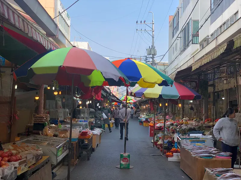 활기 넘치는 시장 풍경
