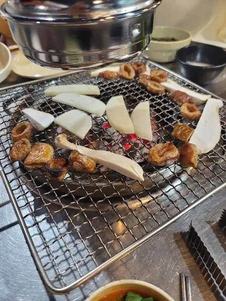 숯불 위에서 익어가는 막창