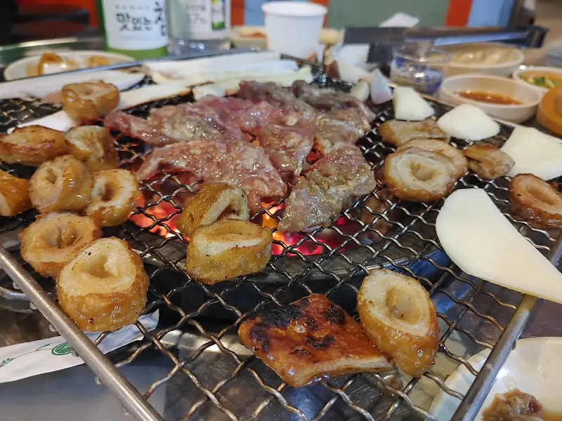 숯불 위에서 익어가는 갈매기살과 막창