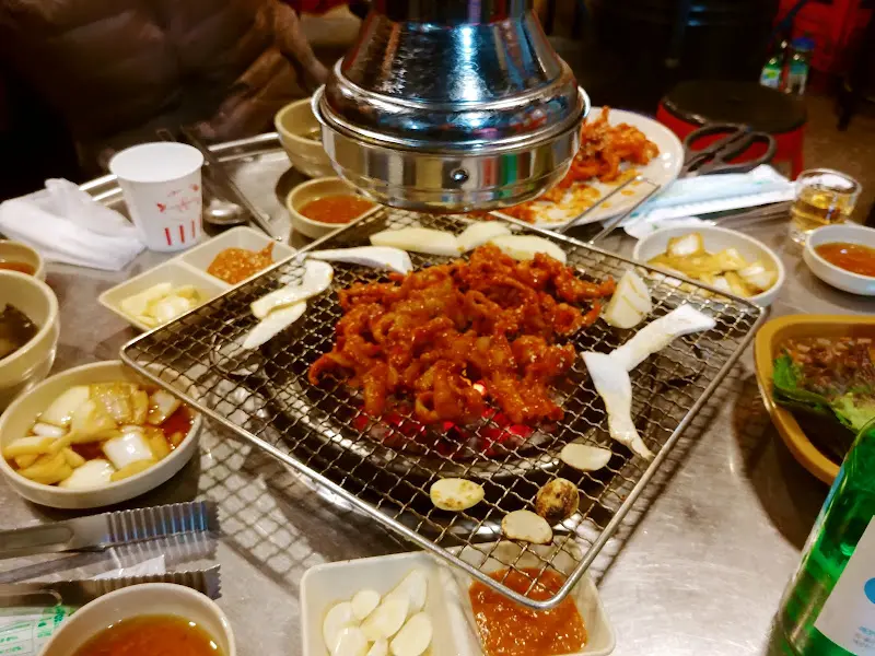 숯불 위에 올려진 닭발