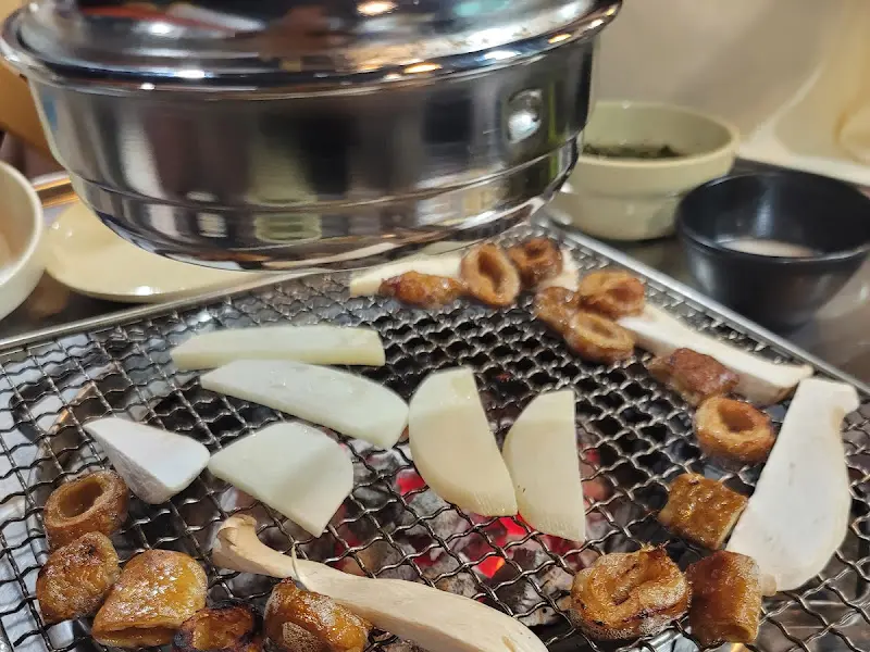 숯불 위에 올려진 버섯과 막창