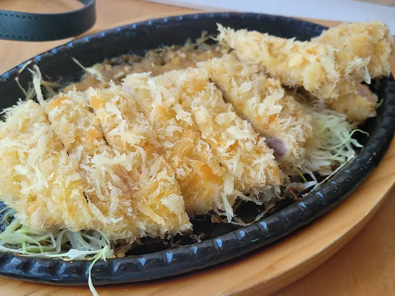 바삭한 튀김옷이 매력적인 돈가스