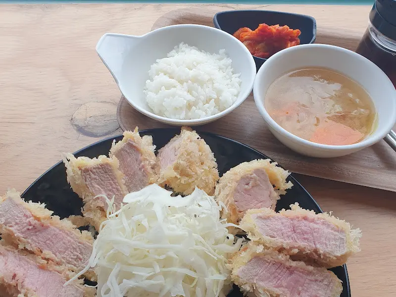 돈가스 한 상 차림