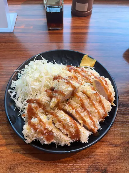 돈가스 소스를 듬뿍 찍어서 한 입!