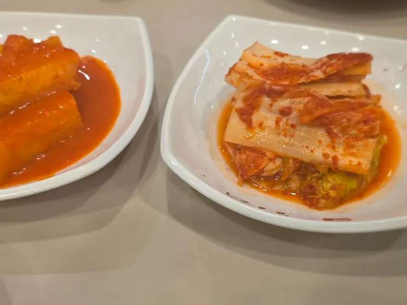입맛을 돋우는 겉절이 김치와 깍두기