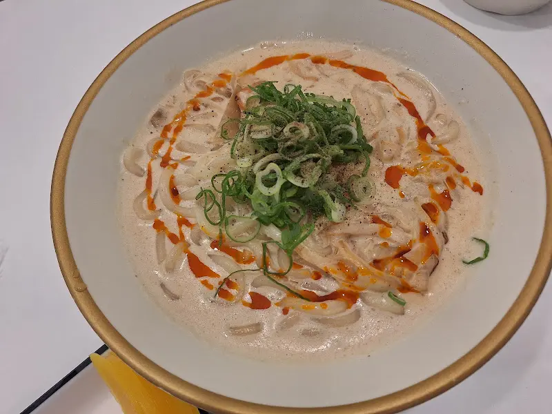 크림 소스가 듬뿍 뿌려진 면 요리