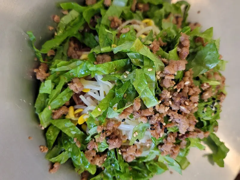 신선한 채소가 듬뿍 올려진 마늘 비빔밥