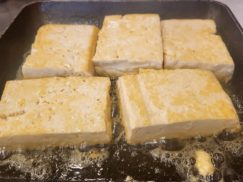 노릇노릇 구워진 두부구이