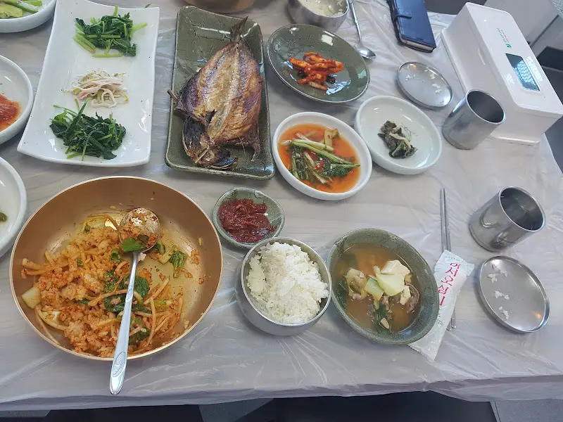 산채비빔밥과 다양한 반찬들