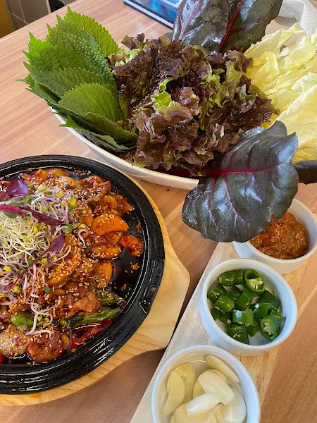 두루치기와 함께 제공되는 신선한 채소