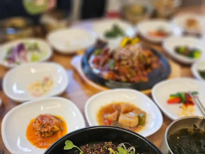 테이블 가득 차려진 두루치기 한 상