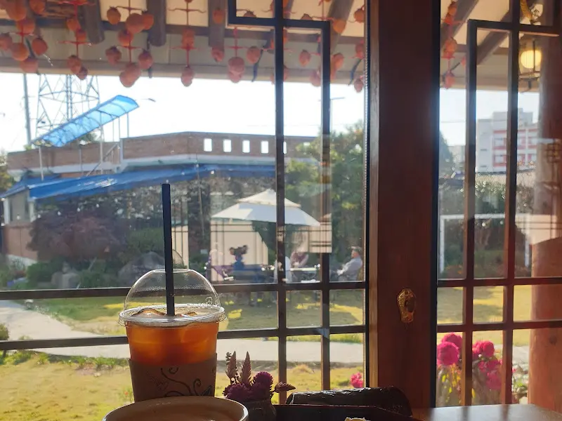 창밖 풍경과 음료