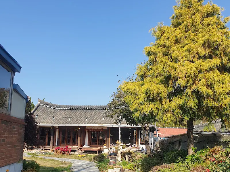 푸른 하늘과 한옥