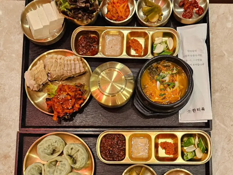 다채로운 반찬 구성