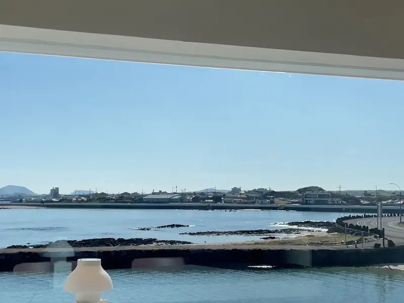 카페에서 바라본 한동리 바다