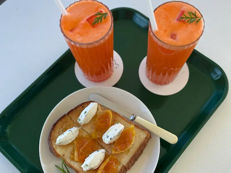 당근 주스와 토스트