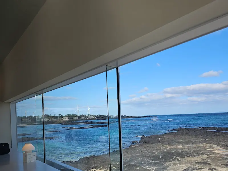 통창으로 보이는 바다