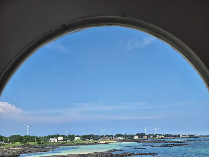 둥근 창문으로 보이는 풍경