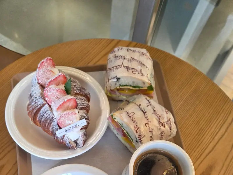 딸기가 올려진 크루아상과 샌드위치