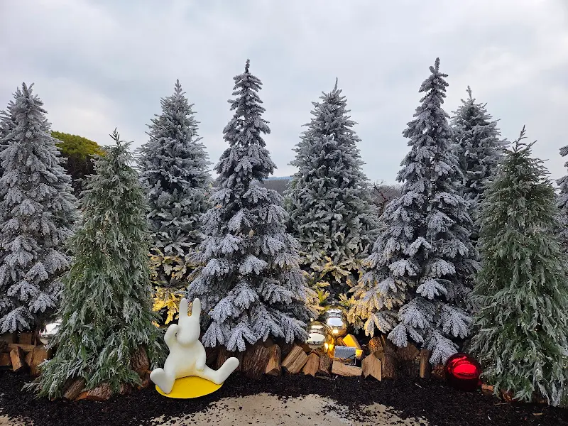 눈 덮인 소나무와 토끼 조형물