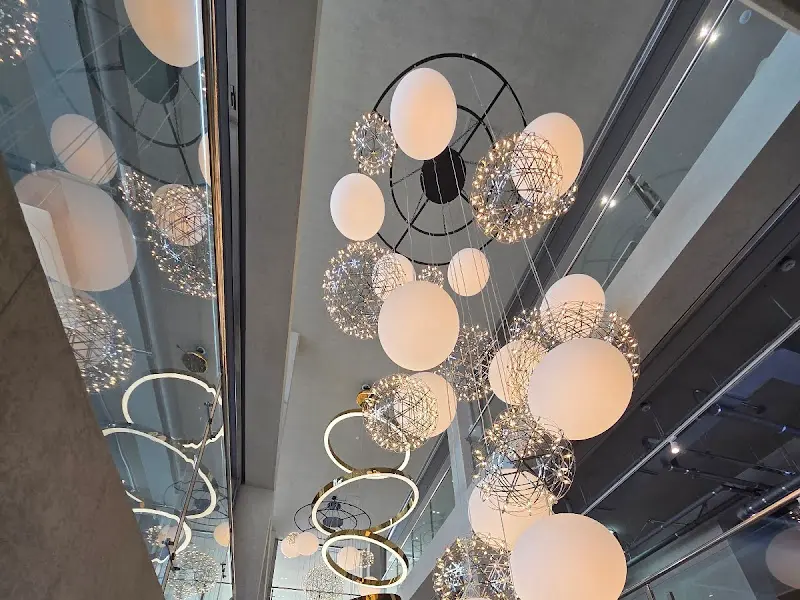 매장 천장에 달린 조명