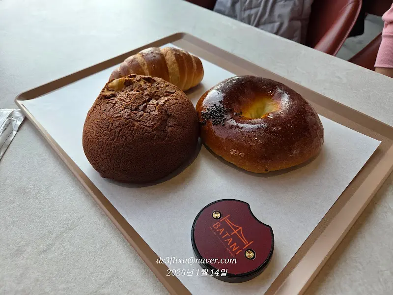 쟁반에 담긴 빵