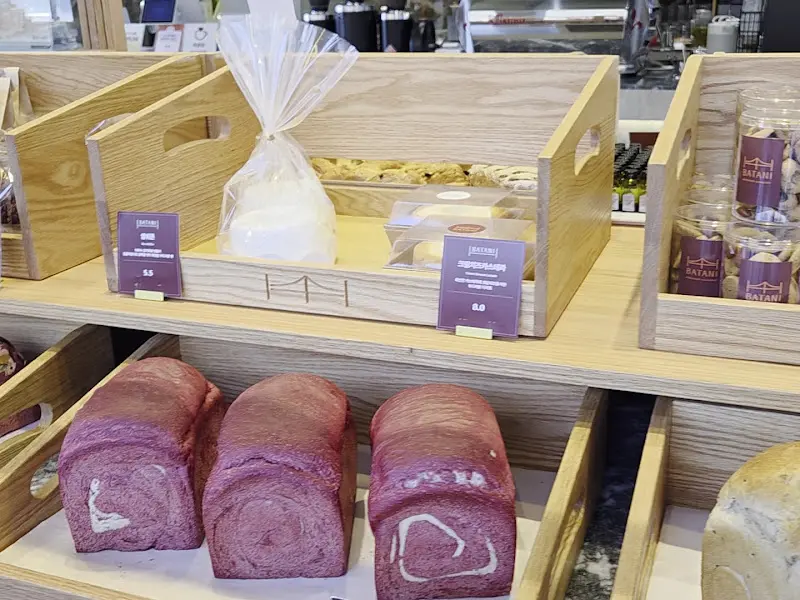 진열대에 놓인 빵