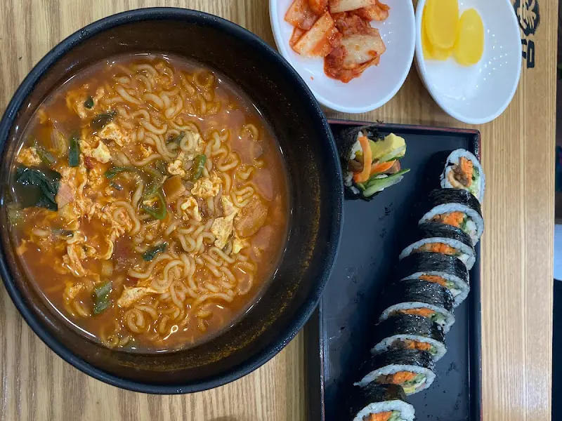 김치라면과 김밥 한상차림