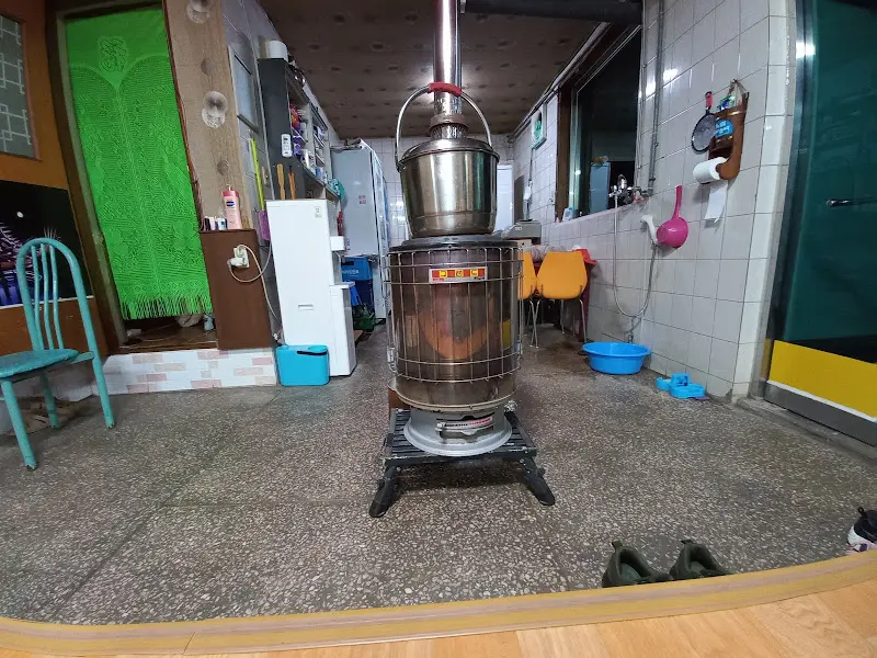 따뜻한 난로가 놓인 식당 내부