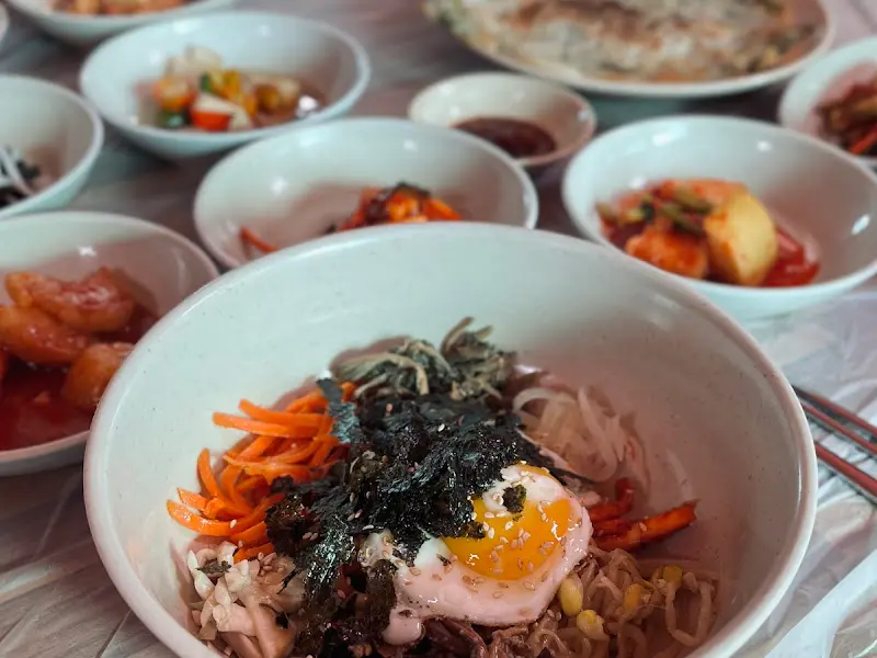 다채로운 색감의 산채비빔밥