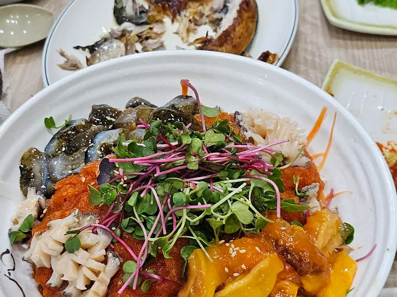 다채로운 해산물이 가득한 한 상 차림