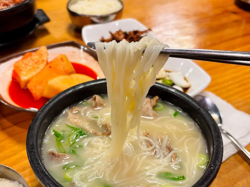 젓가락으로 소면을 들어올리는 모습